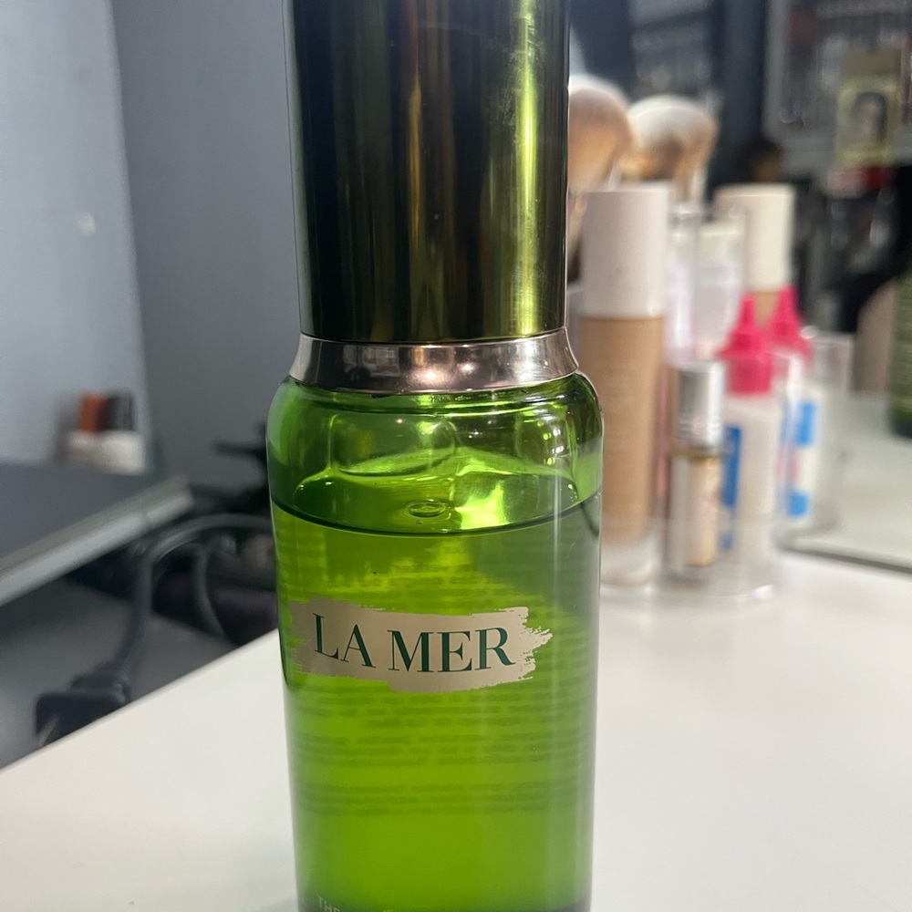 La Mer Green Skincare Bottle - Picture 1 of 2
